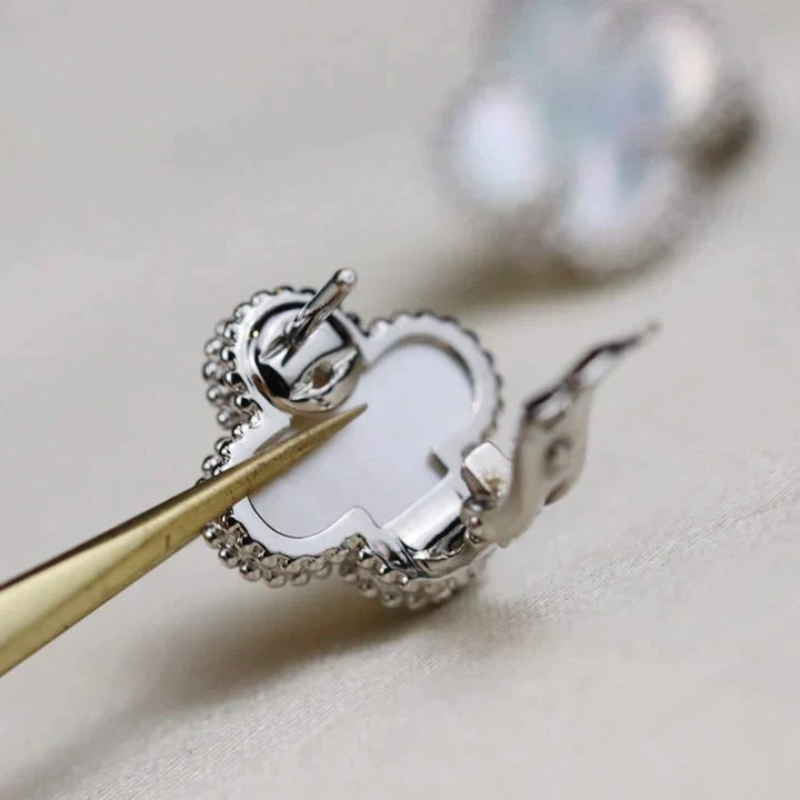 VCA CLOVER MEDIUM 1 MOTIFS WHITE MOP EARRINGS SILVER