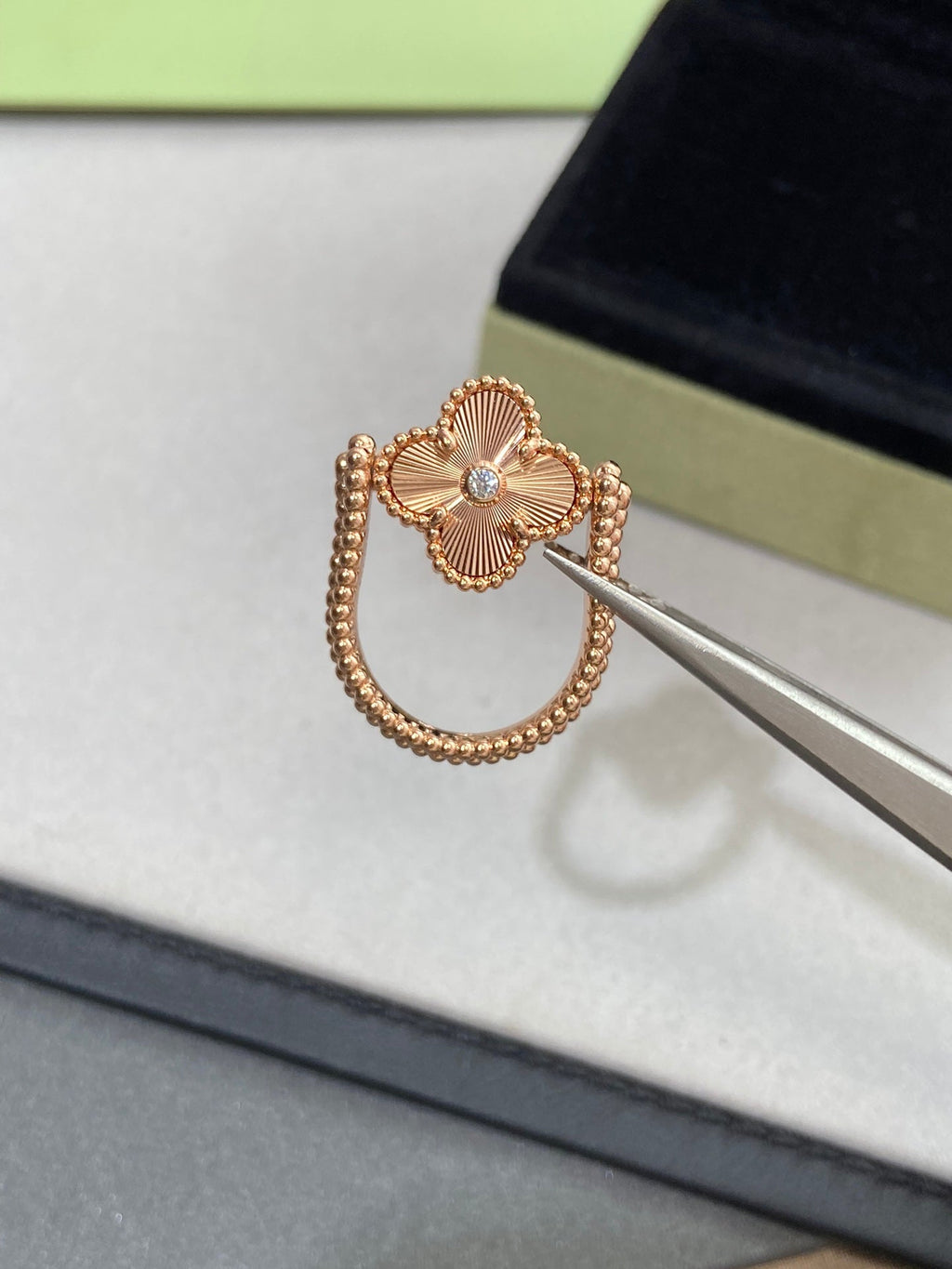 VCA CLOVER RIVERSIBLE PINK GOLD RING
