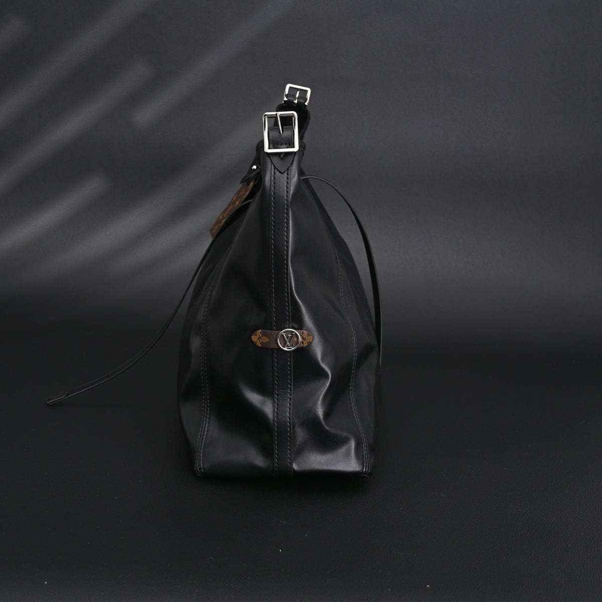 louis-vuitton-black-mahina-leather-hobo-shoulder-bag Tote